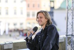 Dzień Ojca. Maciej Musiał pozuje z tatą. Nie wszyscy wiedzą, kim jest