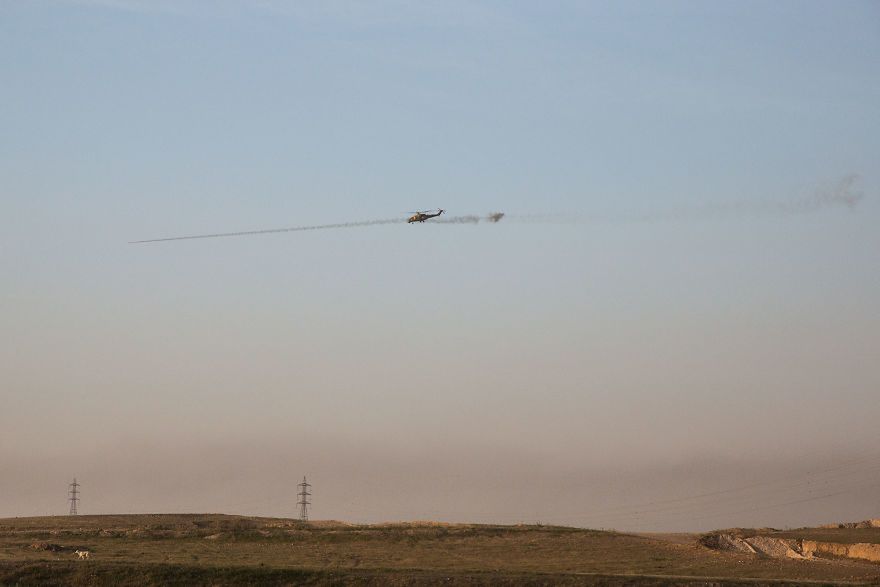 Helikopter ostrzeliwuje pozycję islamskich bojowników.