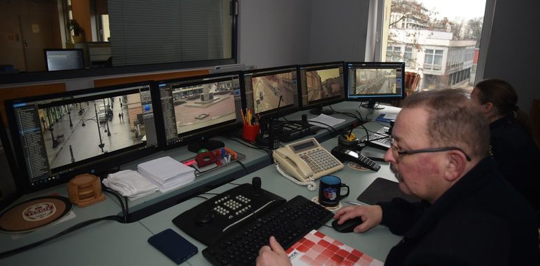 Jeden z największych na świecie banków, brytyjski Barclays, zainstalował w swoich biurach specjalne urządzenia, które śledzą kiedy i jak długo pracownicy są przy swoich biurkach.