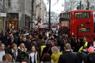 "Times": 95 proc. nowych pracowników w UK to cudzoziemcy
