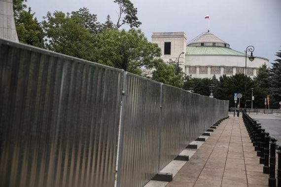 Trzymetrowy płot stanie przed Sejmem? Jest decyzja