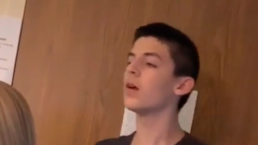 13-latek obserwował poród swojej siostry. Nagranie zrobiło furorę w sieci