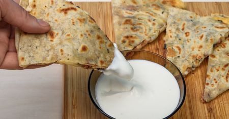 Mięso z kurczaka, mozzarella i kilka dodatków. Te trójkąty z tortilli to patent na pyszną kolację