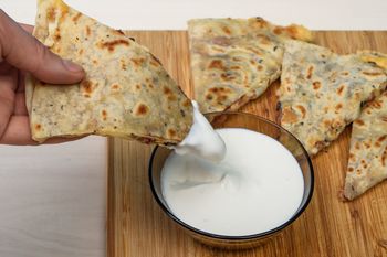 Mięso z kurczaka, mozzarella i kilka dodatków. Te trójkąty z tortilli to patent na pyszną kolację