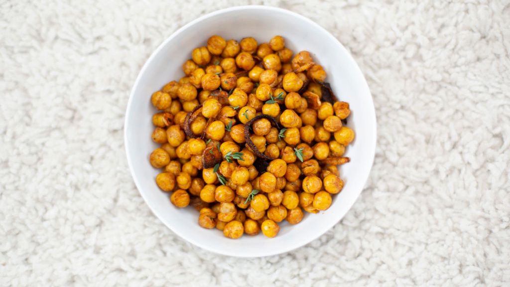 Pieczona ciecierzyca to zdrowa alternatywa dla chipsów