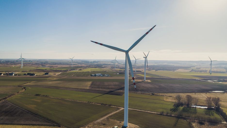 wiatraki, turbina wiatrowa, energia odnawialna, zielona energia, ekologia, energia, wiatr, zrównoważony rozwój, pola, czyste powietrze, dron, eko, energetyczne, moc, wiatrak, turbina, okolica, krajobraz, generator, farma, niebo, odnawialny, alternatywa, charakter, elektrownia wiatrowa, czysto, droga, elektric