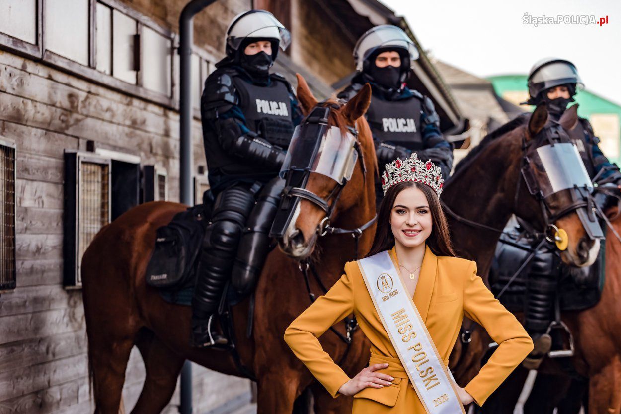 Miss Polski 2020 w towarzystwie policjantów konnych