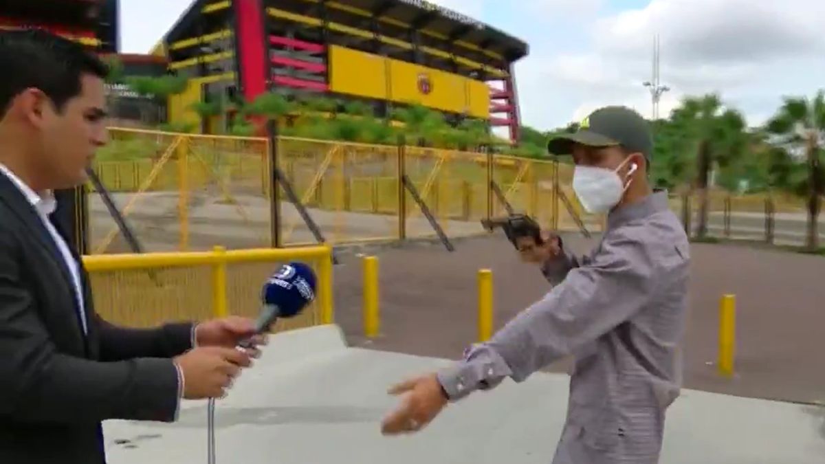 Bandyta celował bronią w dziennikarza