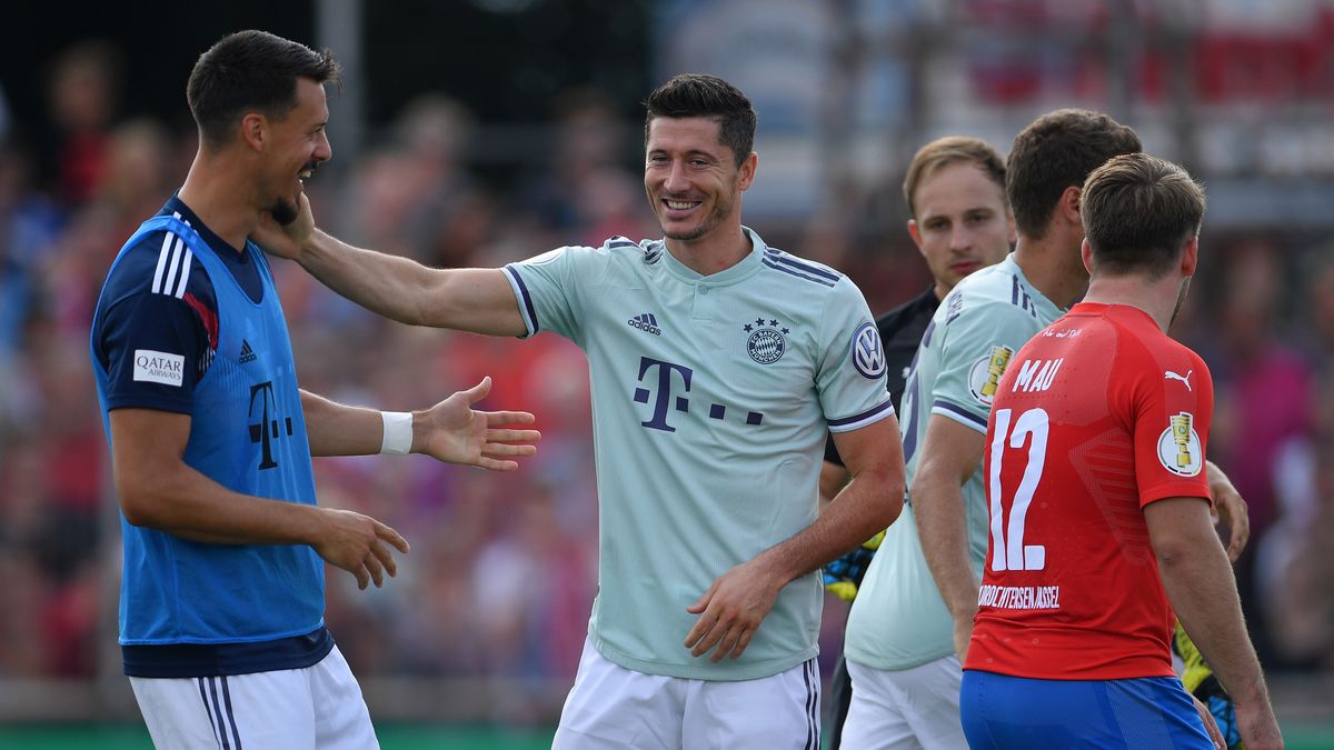 Sandro Wagner (po lewej) i Robert Lewandowski (po prawej) podczas meczu z SV Drochtersen / Assel