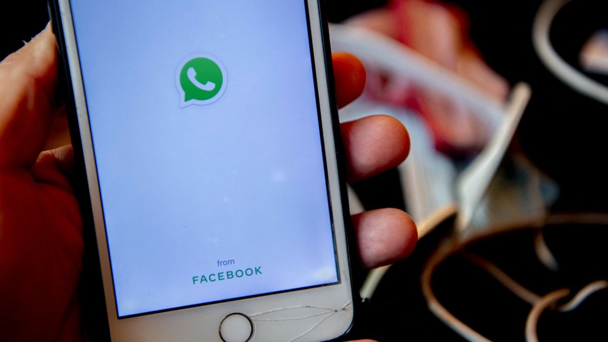W wyniku awarii akcje Facebooka spad?y o 5%Facebook is experiencing a global outage. Many people do not have access to the social networking site. WhatsApp and Instagram, owned by Facebook, are also not or barely accessible. Netherlands, on October 04, 2021. Photo by Robin Utrecht/ABACAPRESS.COMUtrecht Robin/ABACA