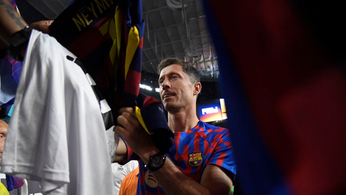 Getty Images / Kevork Djansezian / Robert Lewandowski rozdaje autografy