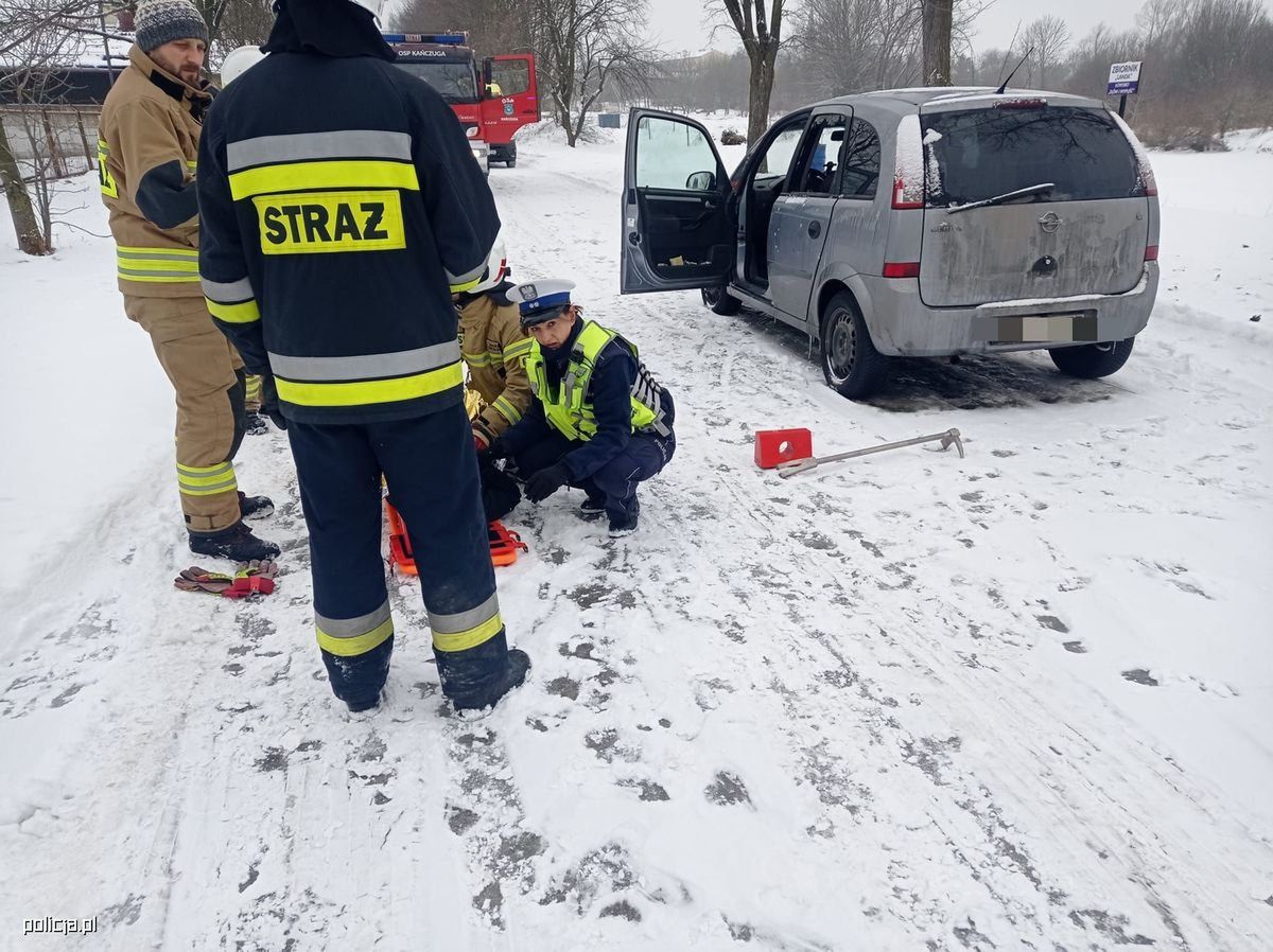 Nieprzytomny siedział w aucie. Policjanci uratowali mu życie