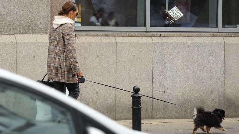 Kinga Rusin spaceruje po Warszawie z Czarkiem Lisem