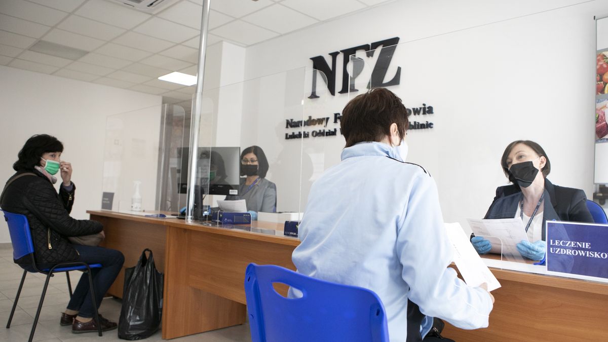 03.06.2020. Lublin. Otwarcie nowej sali obslugi interesantow w lubelskim oddziale Narodowego Funduszu Zdrowia. W otwarciu uczestniczyl Adam Niedzielski - prezes NFZ.  Jacek Szydlowski,Image: 526366850, License: Rights-managed, Restrictions: , Model Release: no, Credit line: Jacek SzydÅ‚owski / Forum