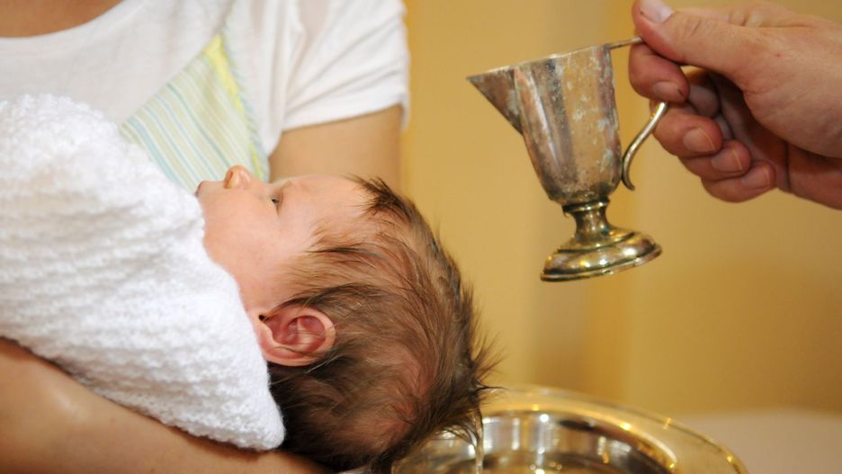 Prezent na chrzciny dla dziewczynki powinien sprawić dużą radość rodzicom i stanowić pamiątkę dla dziecka