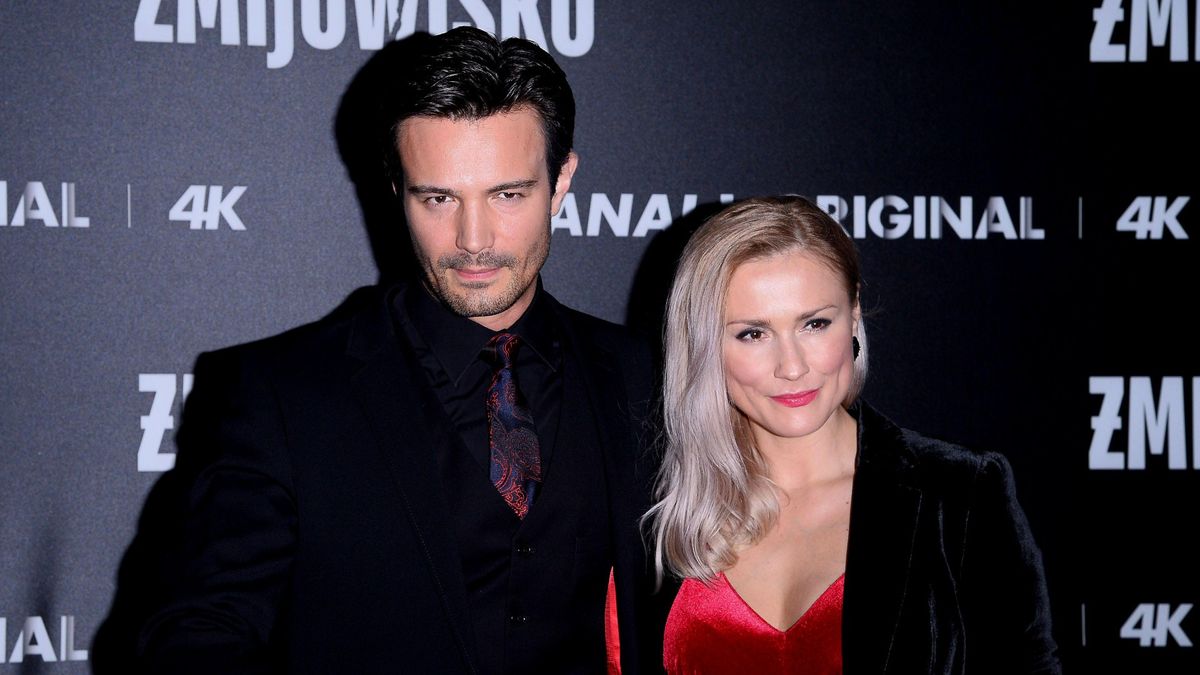 Mikołaj Krawczyk pozuje z ukochaną Sylwią Juszczak