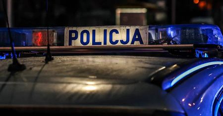 Awantura kierowców na stacji benzynowej. Po chwili jeden drugiego celowo przejechał. Ofiara jest w ciężkim stanie