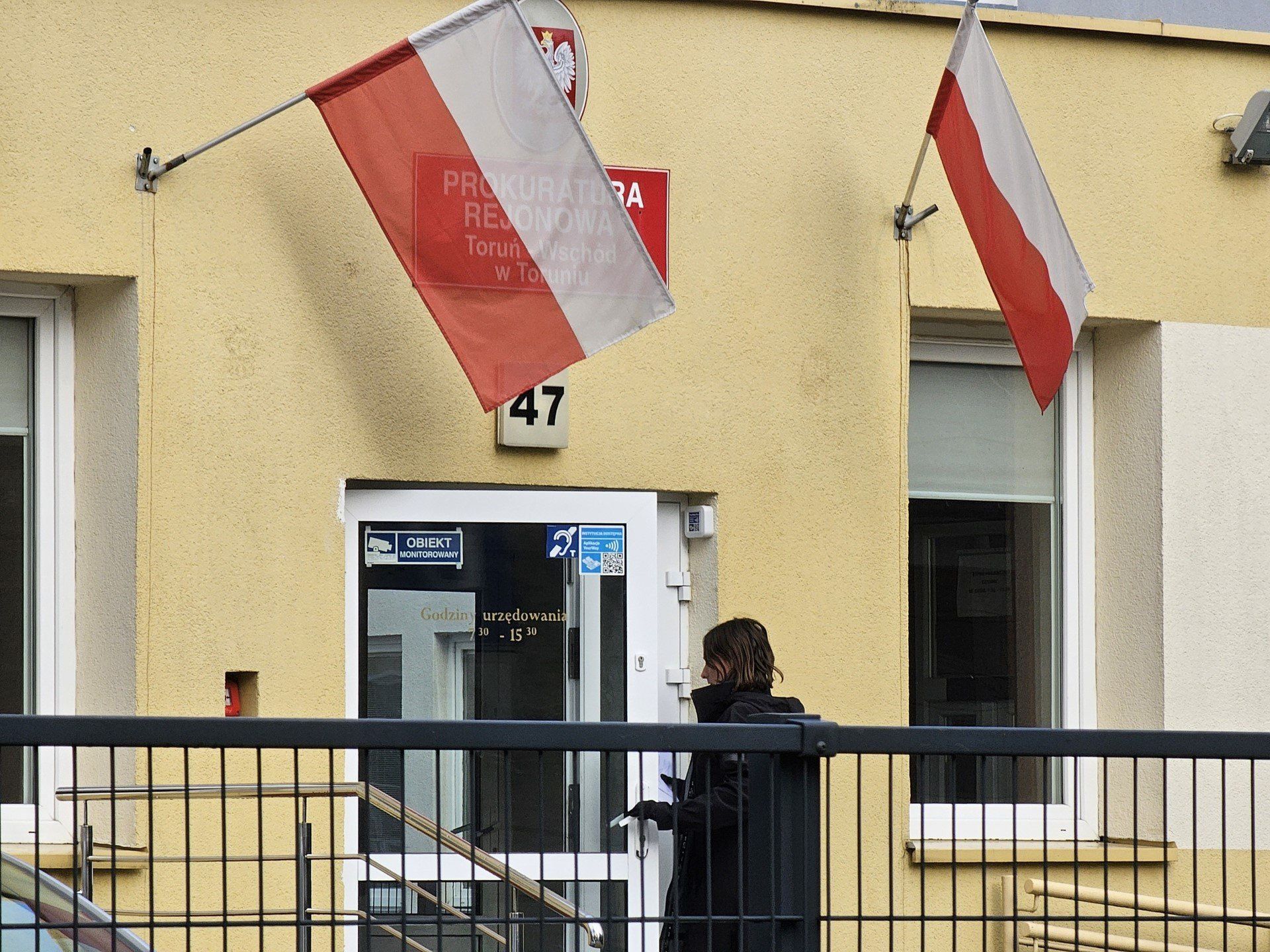 W niedzielę, 3 sierpnia br., Grupa Reagowania - Anioły Dzieciom dokonała obywatelskiego zatrzymania w Chełmży tego 43-letniego mężczyzny. Przez blisko dwa lata miał dziewczynce w wieku 10-12 lat przesyłać pornografię i prowadzić z nią szokujące rozmowy. Łukasz S., 43-letni mężczyzna z wyższym wykształceniem usłyszał już zarzuty. Dochodzenie prowadzi Prokuratura Rejonowa Toruń Wschód.