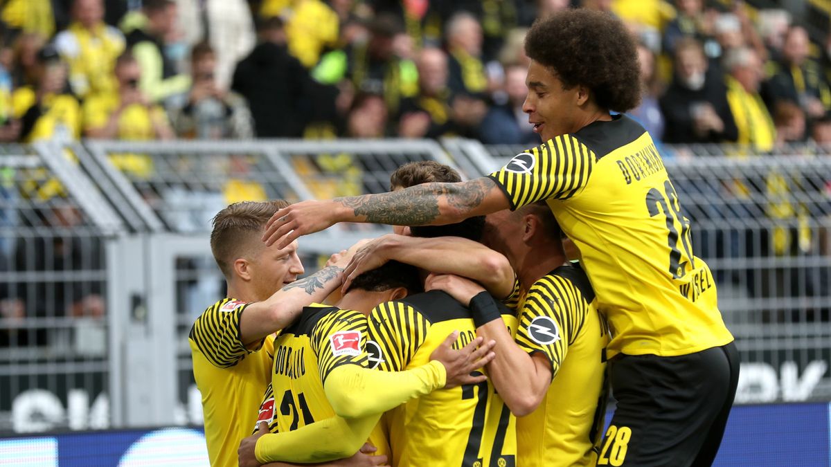 piłkarze Borussii Dortmund cieszą się z gola