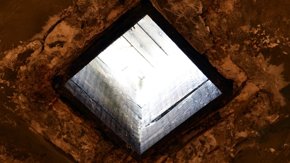 Otwór do wrzucania granulowanego kryształu Cyklon B w komorze gazowej obozu koncentracyjnego Auschwitz I