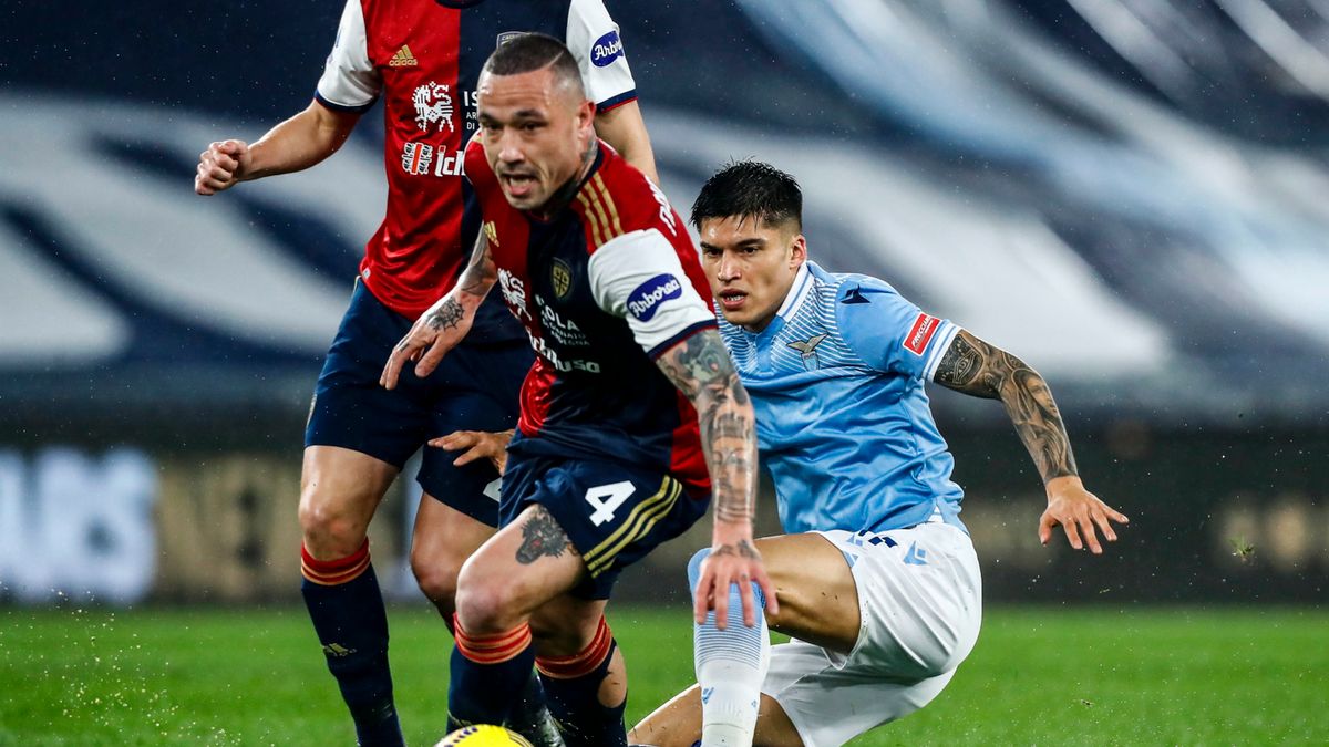 PAP/EPA / ANGELO CARCONI  / Na zdjęciu: Radja Nainggolan i Joaquin Correa