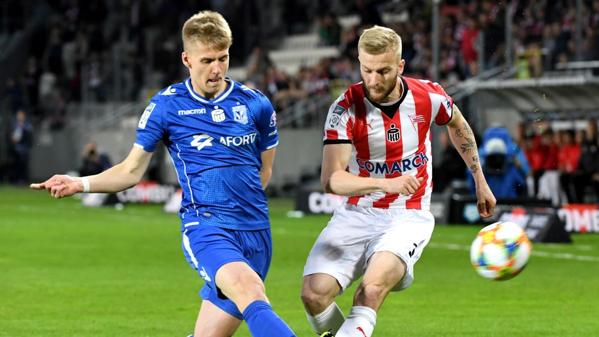 PAP / Jacek Bednarczyk / Na zdjęciu: piłkarz Cracovii Michal Siplak (z prawej) i Tymoteusz Klupś (z lewej) z Lecha Poznań