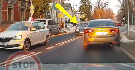Starszy pan nagrany. Staranował samochód. A to nie koniec