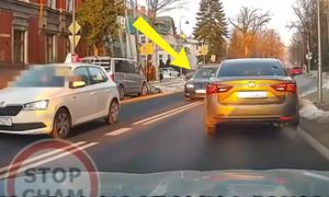 Starszy pan nagrany. Staranował samochód. A to nie koniec