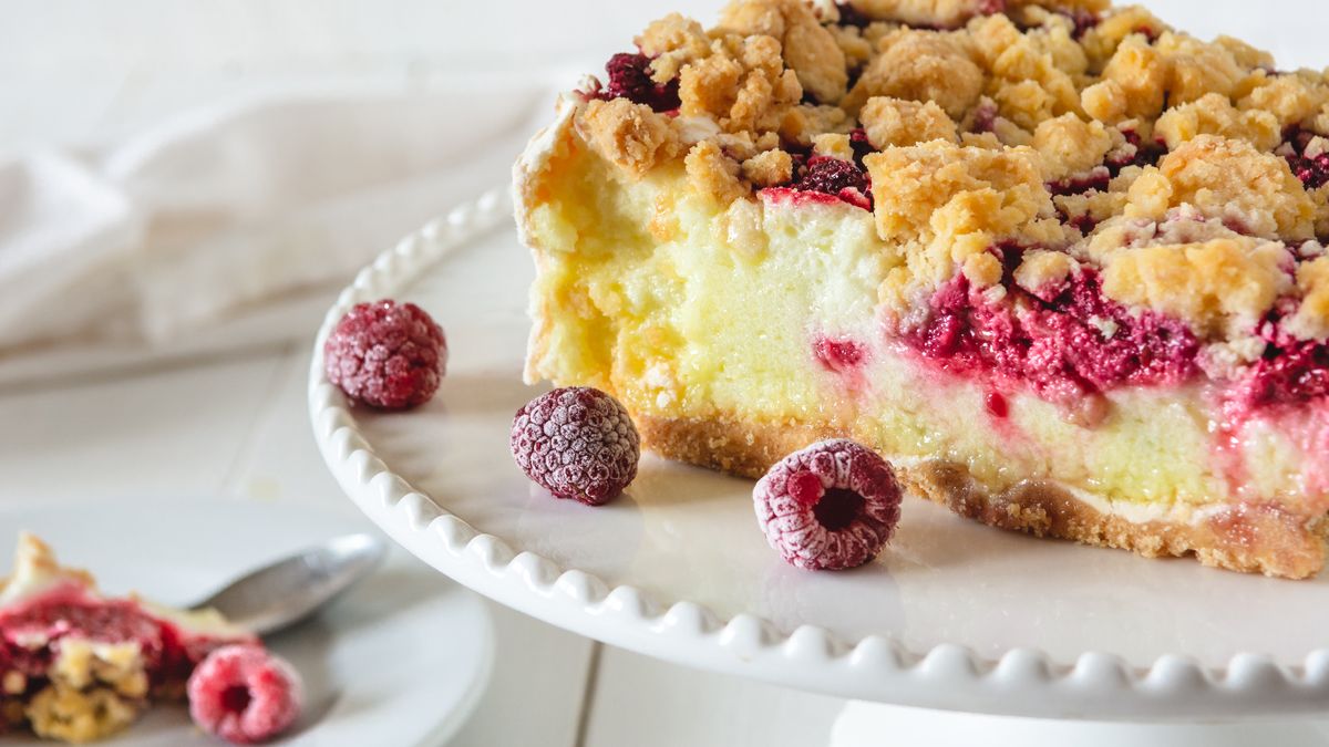 Sernik z malinami to deser, który rozpływa się w ustach