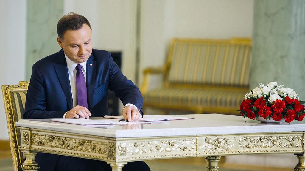 Prezydent Andrzej Duda podpisuje ustawę