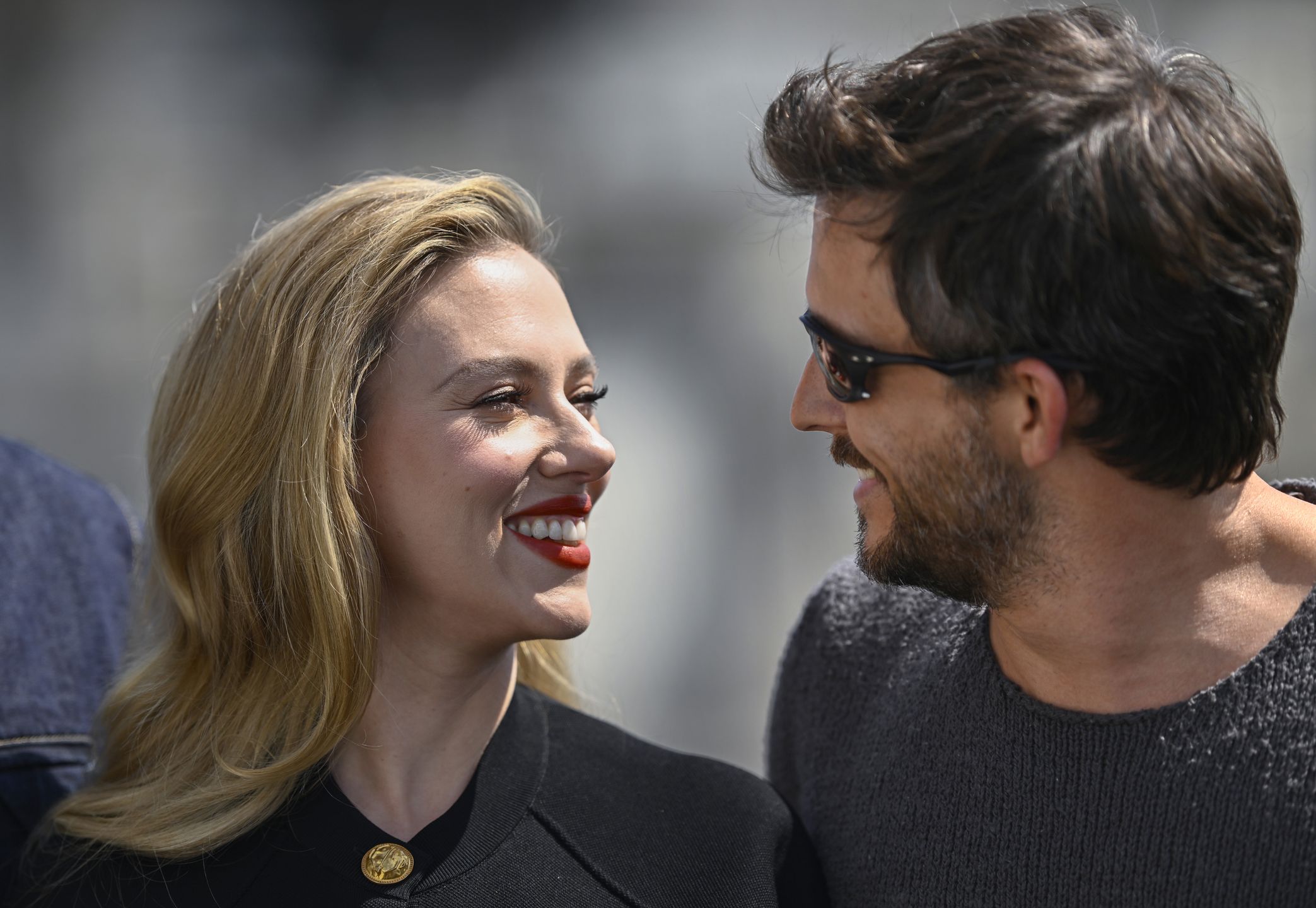 "Jurassic World Rebirth" - PhotocallLONDON, ENGLAND - JUNE 16: Scarlett Johansson and  Jonathan Bailey attend the "Jurassic World Rebirth" photocall at The Corinthia Hotel on June 16, 2025 in London, England. (Photo by Gareth Cattermole/Getty Images)Gareth Cattermolebestof, topix