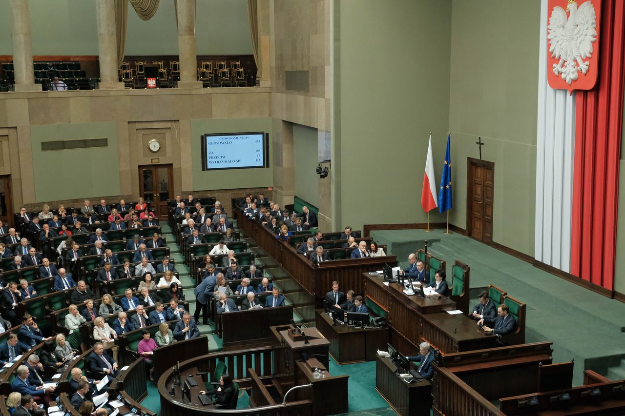 "Hańba!". Gorąco w Sejmie. Ostry początek debaty