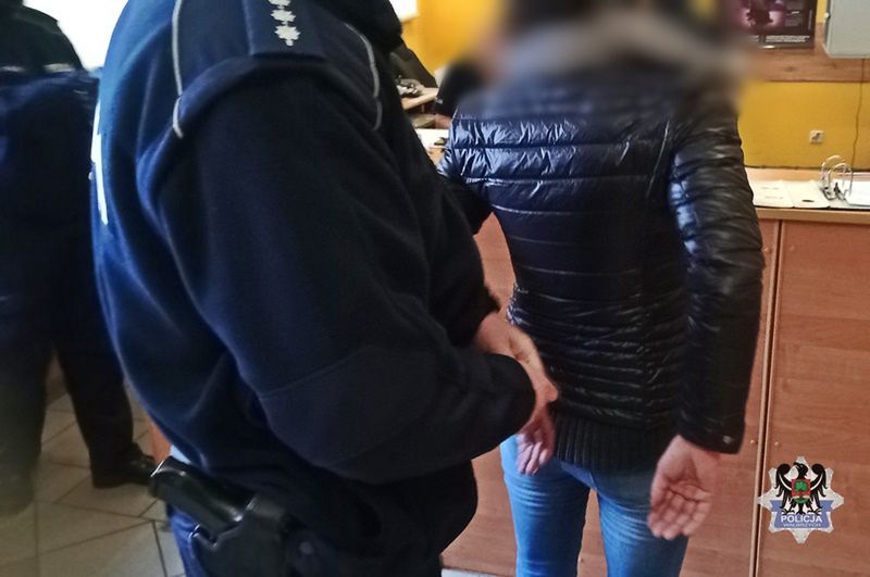 40-latka wpadła w furię na ulicy. Wyżyła się na zaparkowanym samochodzie