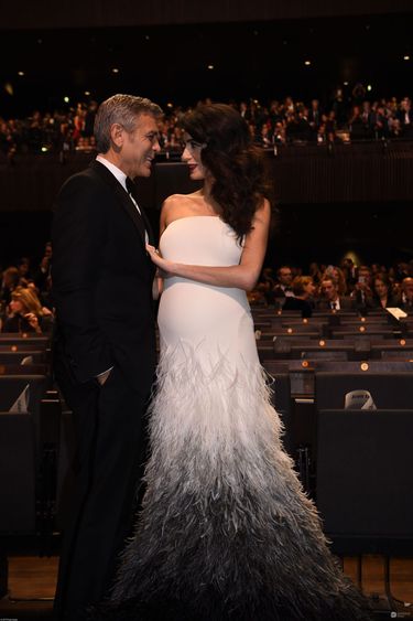 George Clooney i Amal Clooney na gali Cesar FIlm Awards 2017. Zdjęcia ciężarnej 2017