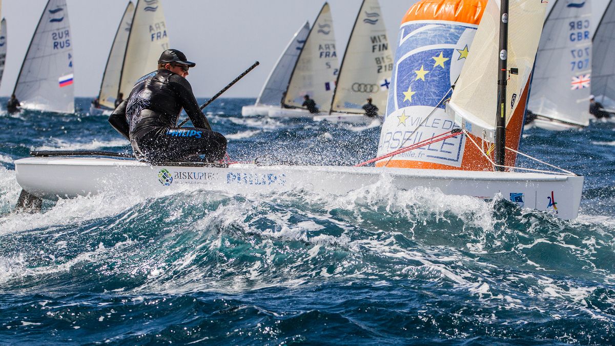 Materiały prasowe / Robert Deaves / www.flickr.com/finnclassphotos / Na zdjęciu: Piotr Kula na jachcie olimpijskiej klasy Finn