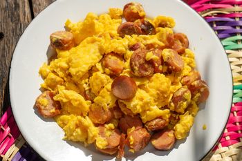 Jajecznica chłopska bije na głowę tę klasyczną. Jest pyszna i bardziej sycąca