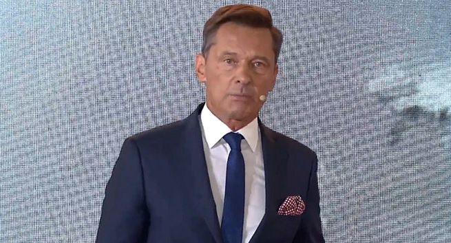 Krzysztof Ziemiec prowadził rządową prezentację raportu o stratach wojennych. TVP mówi o "racji stanu"