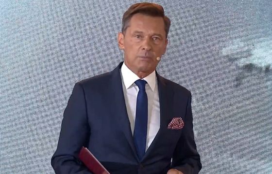 Krzysztof Ziemiec prowadził rządową prezentację raportu o stratach wojennych. TVP mówi o "racji stanu"