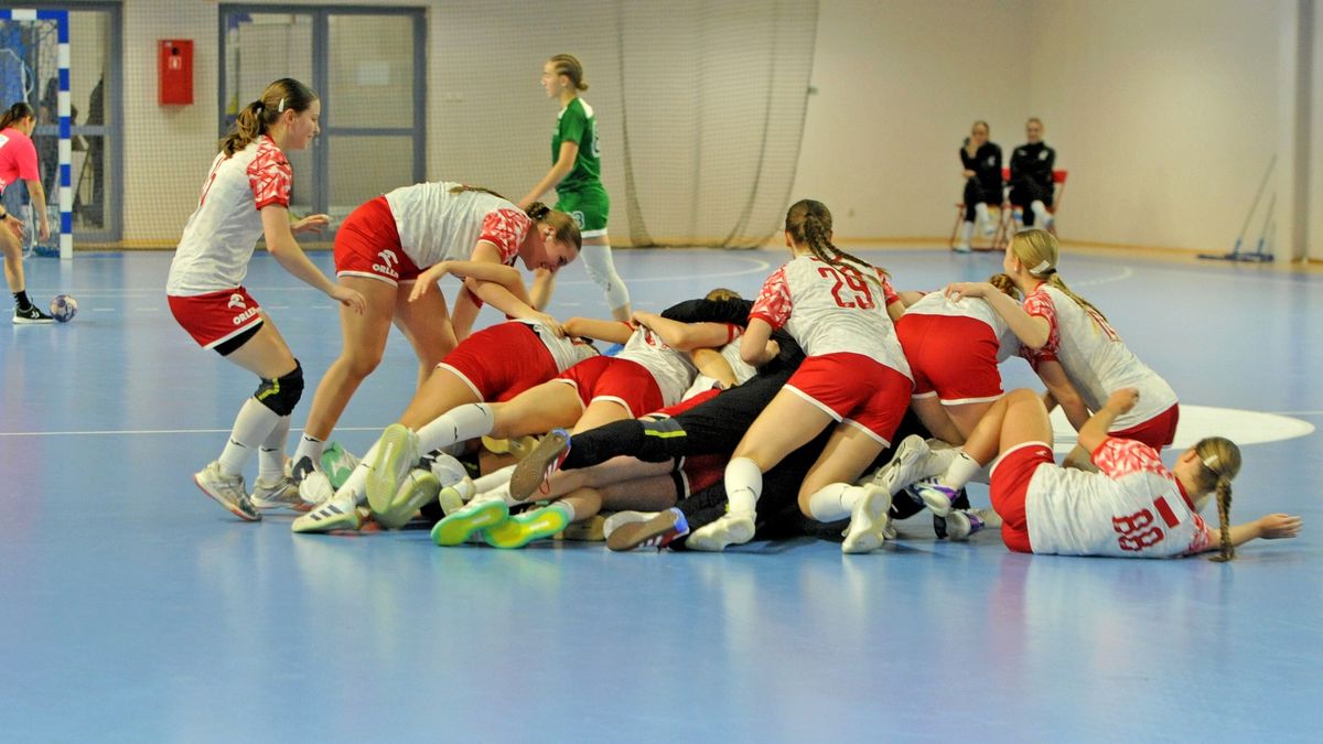 Facebook / Handball Polska / Radość reprezentacji Polski juniorek młodszych