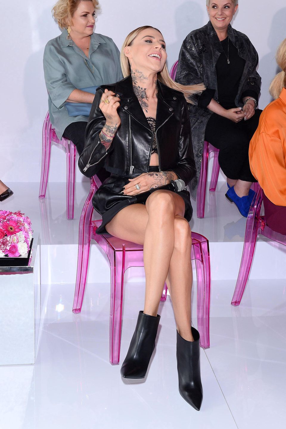 Roznegliżowana Maja Sablewska ćwiczy jogę i medytuje