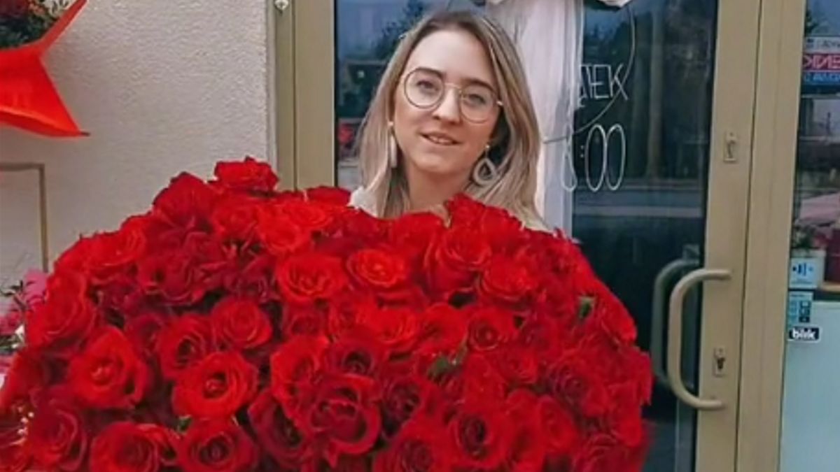 Kwiaciarnia "Dzika róża" z Lublina na swoim kanale na TikToku wyjaśnia, ile róż powinieneś podarować ukochanej jeśli chcesz wyznać jej miłość.. 