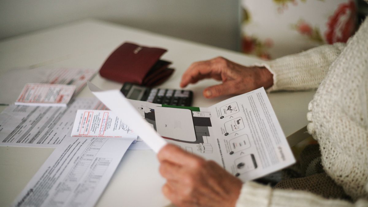 Konysz
kobieta, senior, emerytura, renta, drożyzna, inflacja, 2022, budżet, budżet domowy, rachunek, rachunki, media, liczenie, kalkulator, podliczanie, finanse, wzrost, podatki, depresja, bieda, emeryt, cyfry, gospodarka, podsumowanie, zmiany, bisnes, biura, komputer, finansowy, papier, laptop, lud, waluta, pracy, podatek, buchalter, obliczaniu, biznesman, dolar