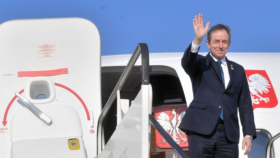 Tomasz Grodzki
Praga, Czechy 22.04.2022. Marsza�ek Senatu Tomasz Grodzki na lotnisku w Pradze przed wylotem do Polski, 22 bm. Marsza�ek Senatu wraz z delegacj� zako�czy� dwudniow� wizyt� w Republice Czeskiej. (aldg) PAP/Radek Pietruszka
Radek Pietruszka
dyplomacja, polityk, polityka, spotkanie, wizyta, lotnisko, odlot, p�yta lotniska, powr�t, samolot, schodki, transport powietrzny, wizyta zagraniczna, gest, podniesiona r�ka, po�egnania, po�egnanie, uniesiona d�o�