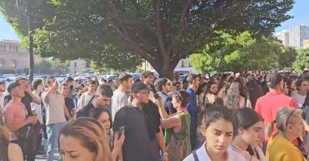 Tłumy na ulicach Erywania. "Paszynian-zdrajca"