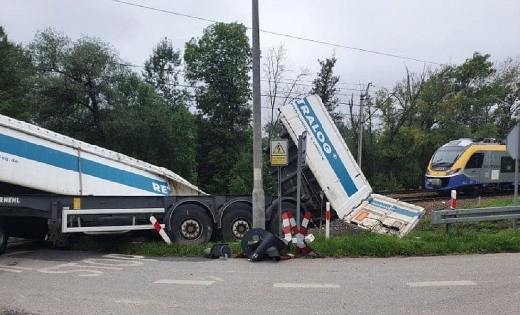 Pociąg wjechał w tira. Jest nagranie