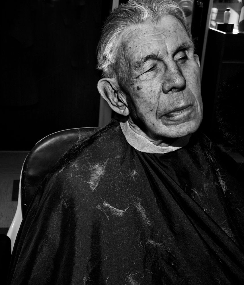 „Hair” - naturalistyczny cykl czaro białych zdjęć z salonu fryzjerskiego 4