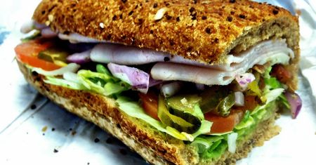 Kanapka na białym pieczywie z piersią z indyka, sałatą i pomidorem (Subway)