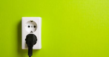 Chronisz komputer przed atakami? Dane można wykraść przez gniazdko elektryczne