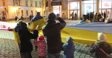 W geście solidarności z Ukrainą wrocławski rynek “oplotły” dwie 40-metrowe flagi