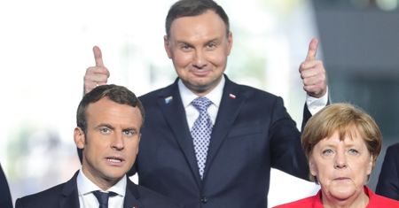 Szczęśliwy Andrzej Duda pozuje do zdjęć z Trumpem, Merkel i Macronem...